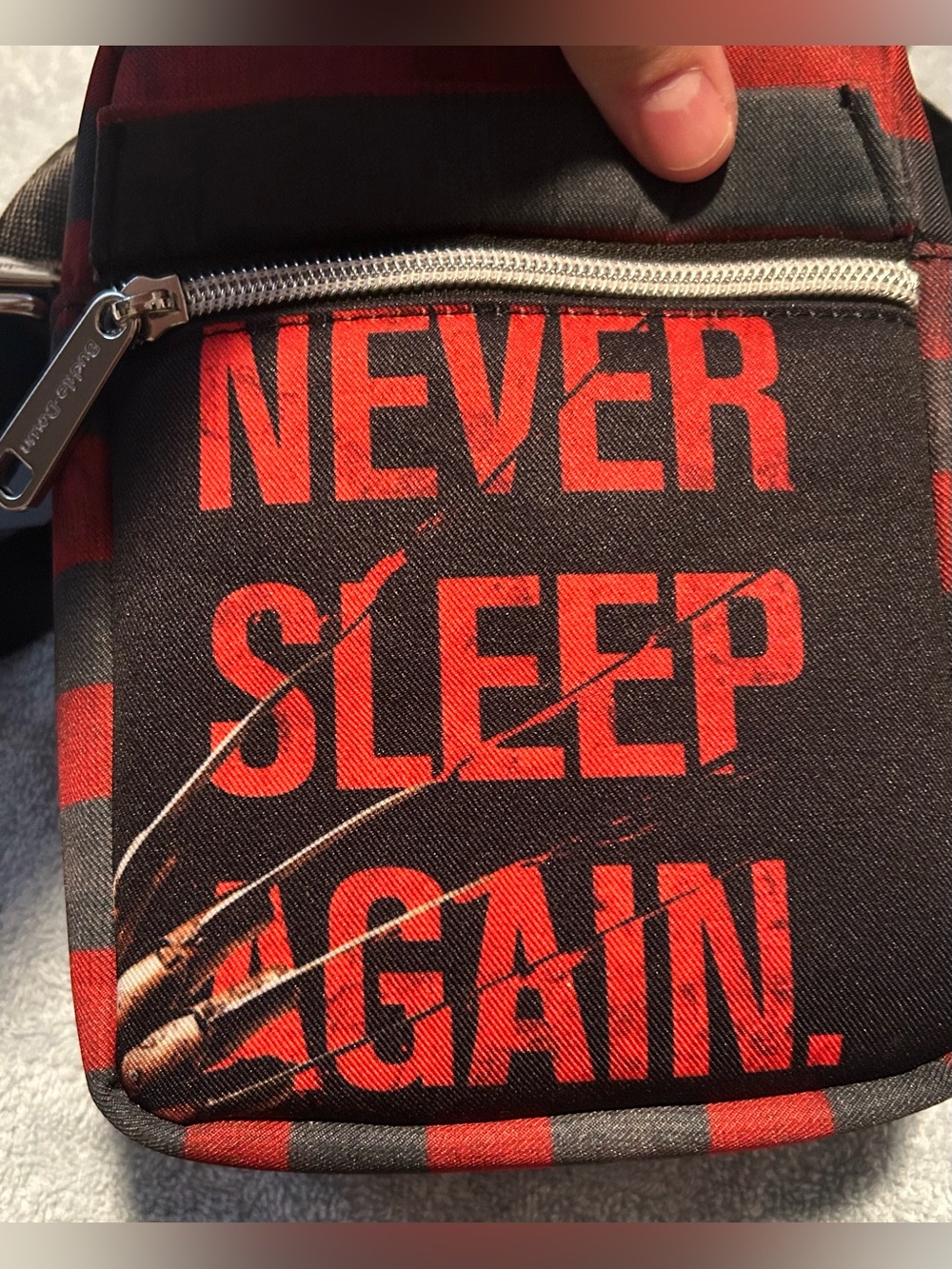 BUCKLE-DOWN NIGHTMARE ON ELM STREET/FREDDY KRUEGER SADDLE/CROSSBODY BAG/NWT! - Picture 2 of 4